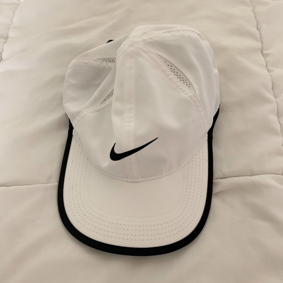 Nike Accessories - NIKE Women’s Hat